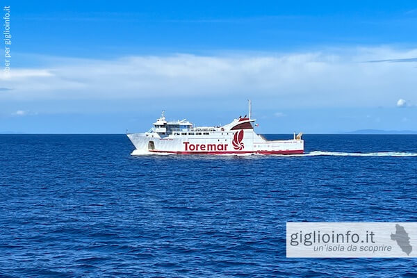 Traghetto in viaggio da Porto Santo Stefano all'Isola del Giglio