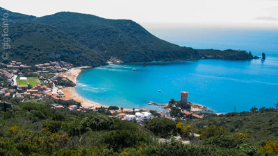 Veduta della Baia di Campese con spiaggia 