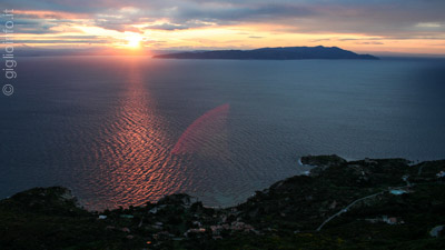 Baia dell'Arenella all'alba con vista Monte Argentario