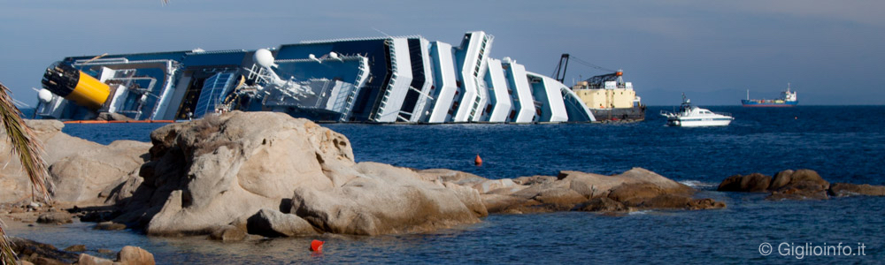 Das Wrack der Costa Concordia vor Ggilio Porto