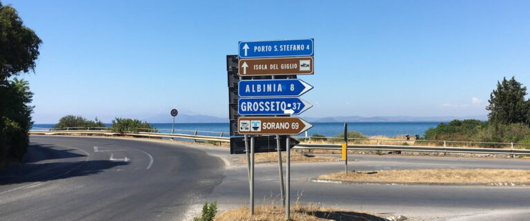Cartelli stradali con indicazioni per Porto S. Stefano e imbarchi per l'Isola del Giglio