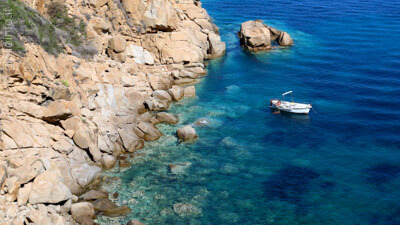 Barca in caletta all'Isola del Giglio