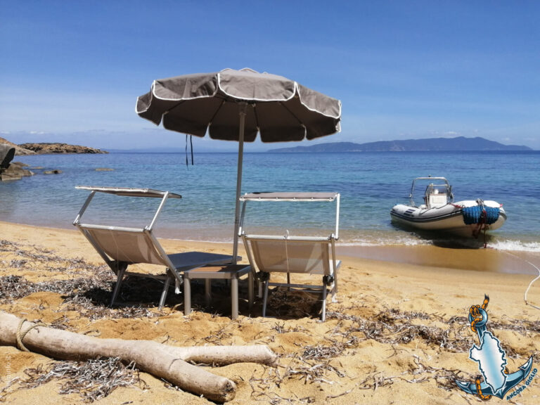 isola-del-giglio-spiaggia-del-caldane-barca-lettini