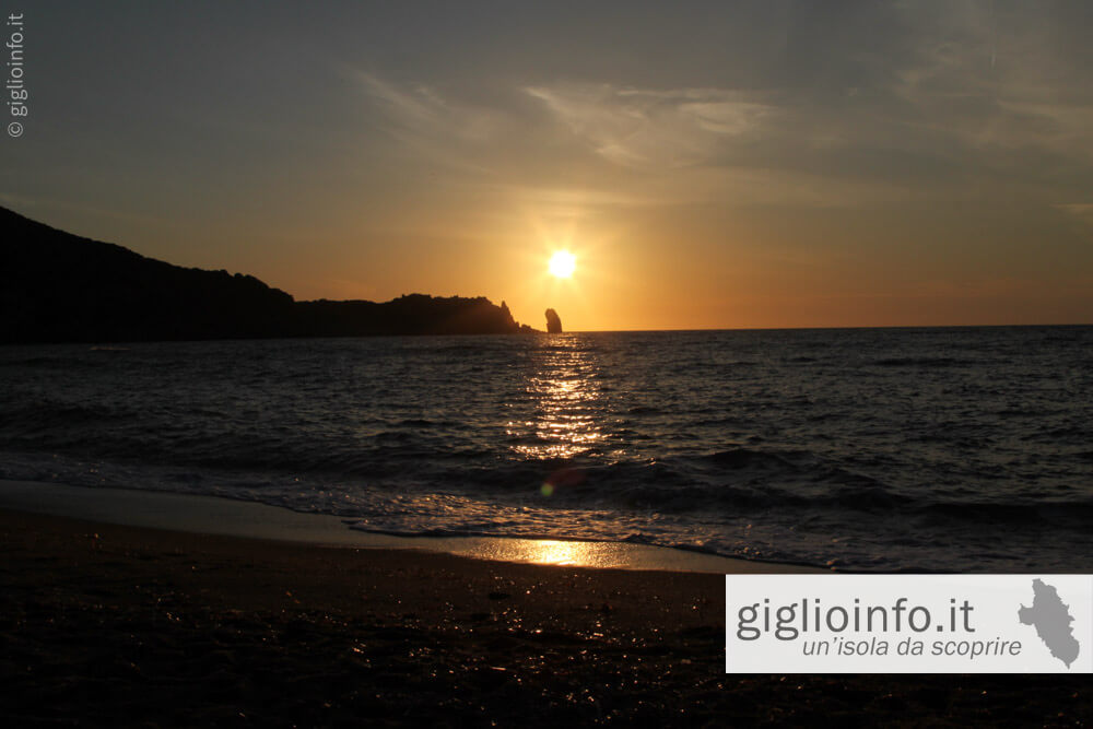 Tramonto Spiaggia del Campese con Faraglione