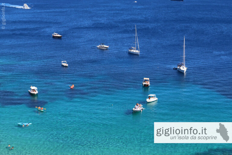 Barche nella Cala Smeraldo, Isola del Giglio