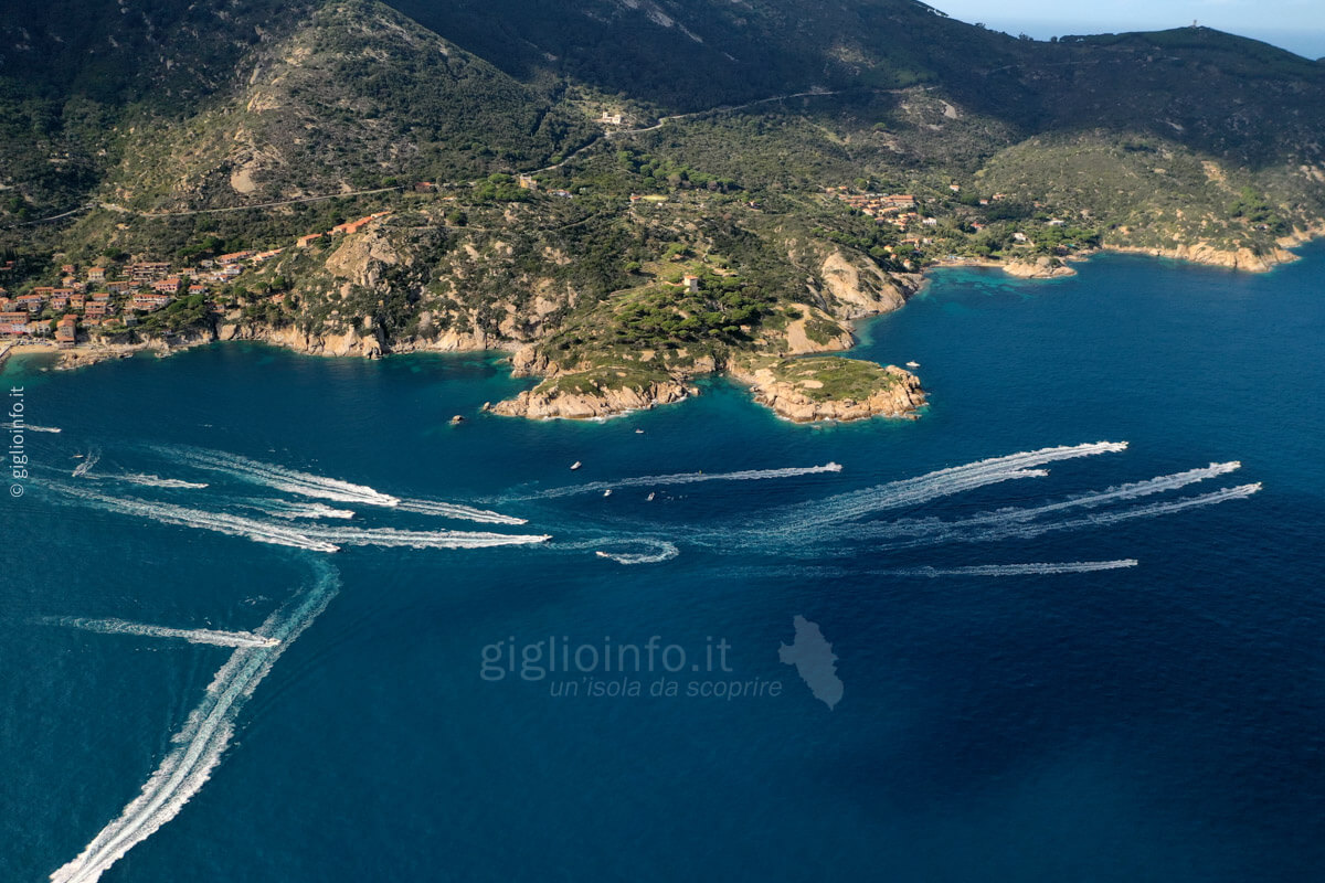 Veduta Barche dal Drone con Cala del Lazzaretto - Isola del Giglio