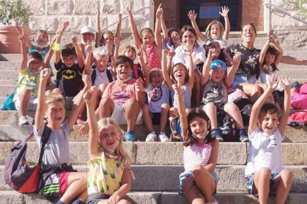 Bambini davanti alla chiesa di Giglio Castello durante Giglio Bambino