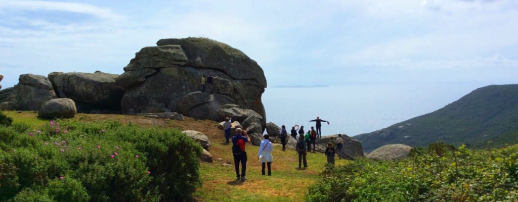 Gruppo di Escursionisti al sito megalitico della Cote Ciombella Isola del Giglio