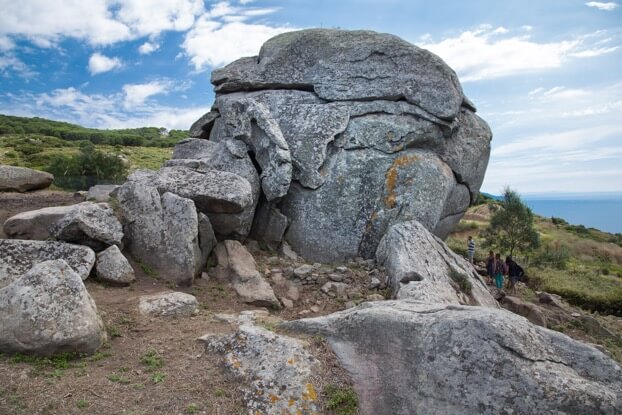 Gruppo di Escursionisti al sito megalitico della Cote Ciombella Isola del Giglio