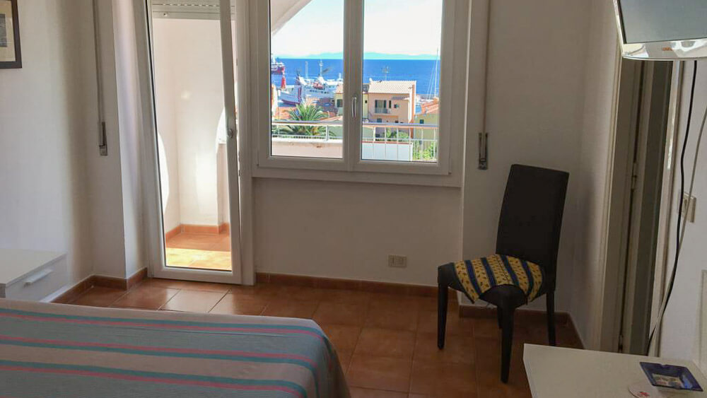 camera da letto con balcone vista mare, Hotel Bahamas, Giglio Porto, Isola del Giglio