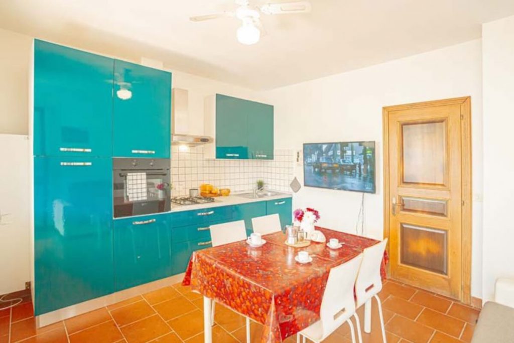 Cucina con salone Appartamento Blu a Giglio Campese - Agenzia Immobiliare Aegilium Isola del Giglio