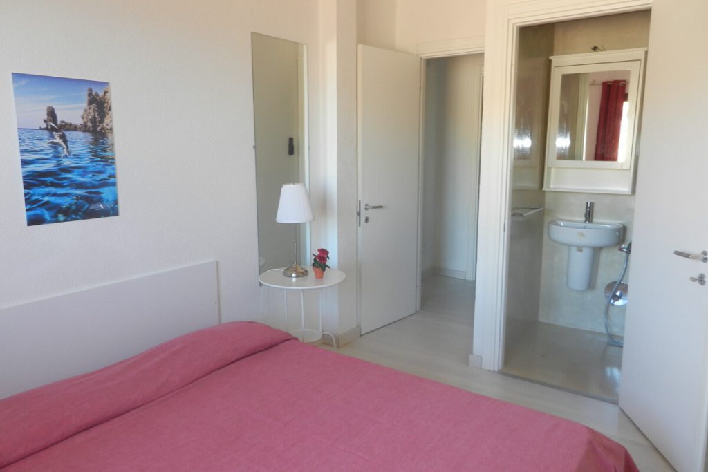 Camera da letto di una casa Vacanza a Giglio Campese - Agenzia Immobiliare Aegilium Isola del Giglio