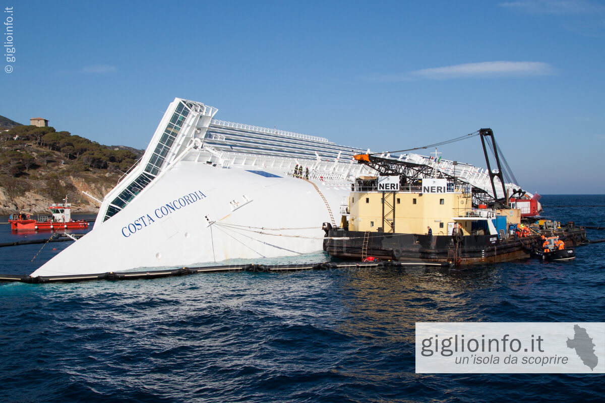Lavori di Recupero dello scafo della nave Costa Concordia adagiato su un lato davanti all’Isola del Giglio
