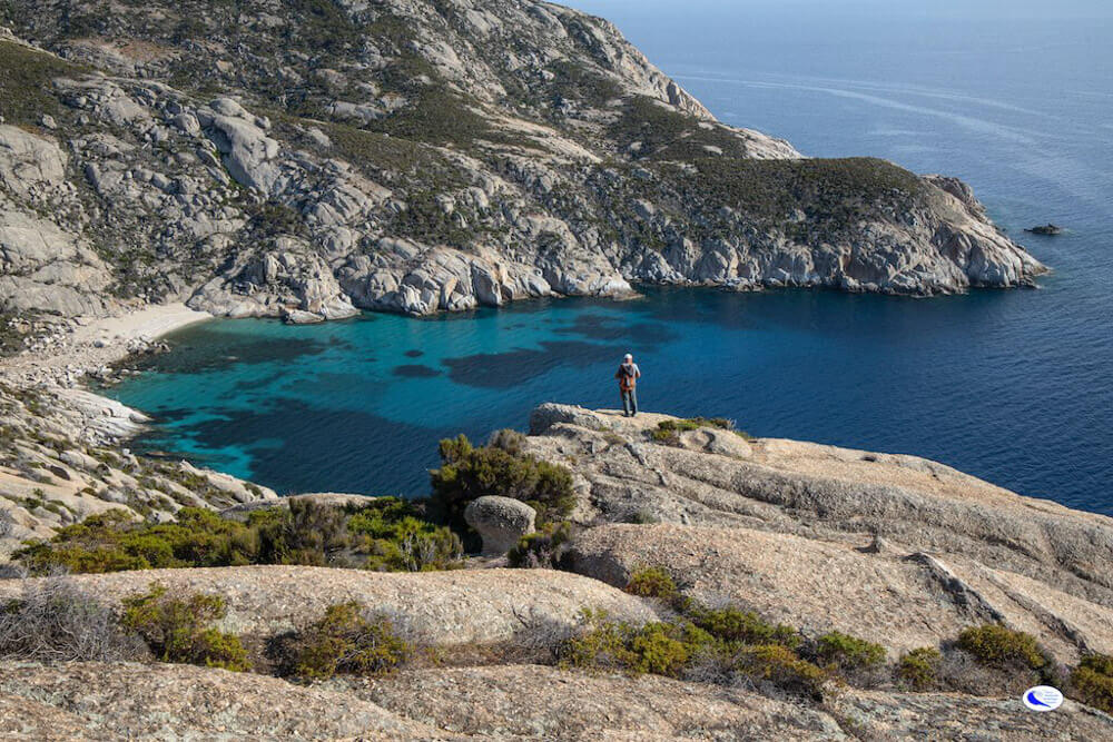 Persona che fa trekking all'Isola di Montecristo con panorama mozzafiato