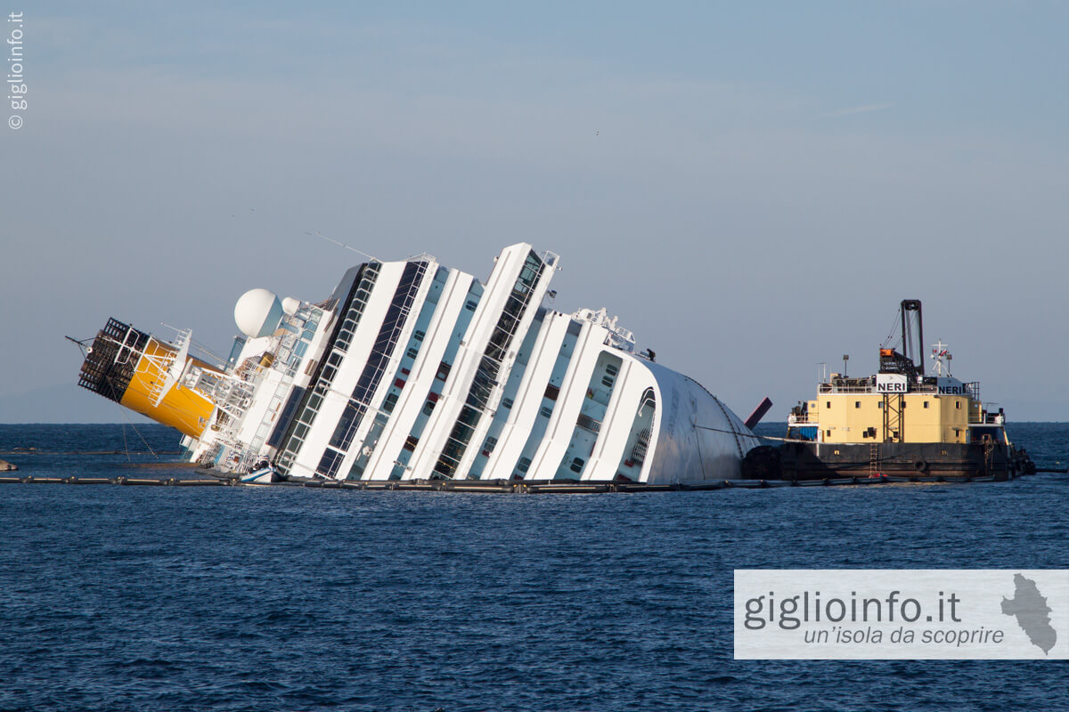 Relitto della Costa Concordia davanti all'Isola del Giglio