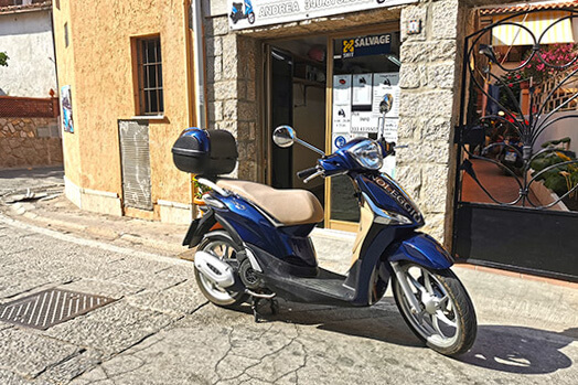 Piaggio Liberty 125 davanti al negozio Giglionoleggio Andrea, Noleggio Scooter Isola del Giglio Porto