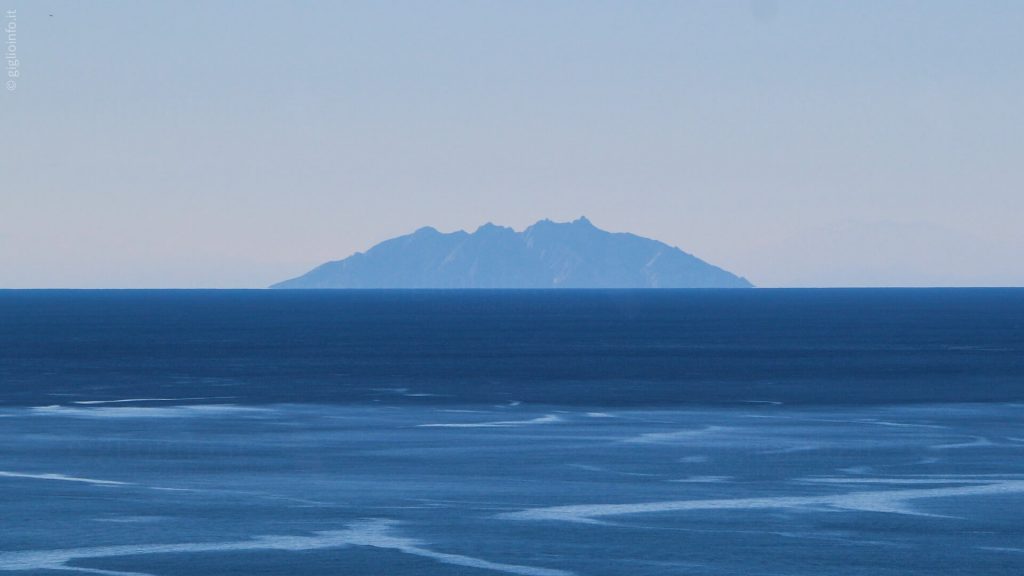 Isola di Montecristo vista dal Monte Argentario con Pescareccio