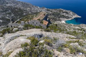 Panorama mozzafiata dalla vetta di Montecristo sul monastero e la spiaggia di Cala Maestra