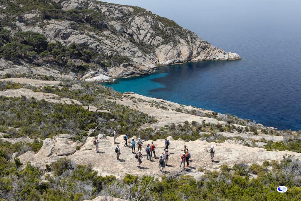 Gruppo di trekking all'Isola di Montecristo durante le visite guidate