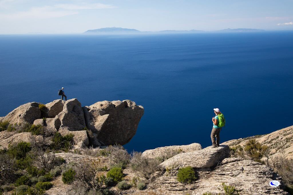 Escursionisti a Montecristo ammirano la vista mozzafiato sul mare e l'Isola del Elba