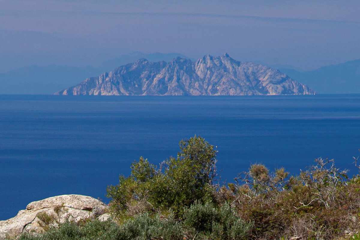Isola di Montecristo visto dal Giglio