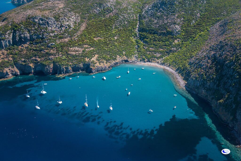 Vista dal drone della cala e spiaggia della Mortola all'Isola di Capraia