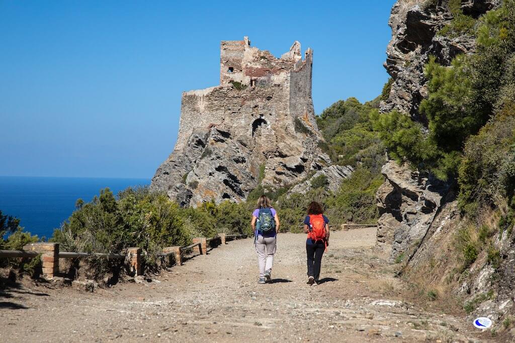 Trekking davanti alla Torre Vecchia all'Isola di Gorgona, Arcipelago Toscano