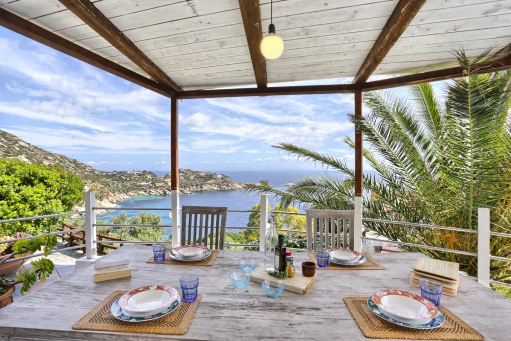 Tavolo con vista Baia delle Cannelle Appartamento Bianco, Villa Le Rocce, Isola del Giglio Baia delle Cannelle