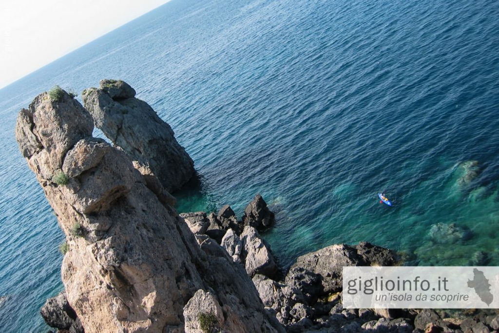 Kayak davanti al Faraglione nella bia di Campese, Isola del Giglio, Arcipelago Toscana