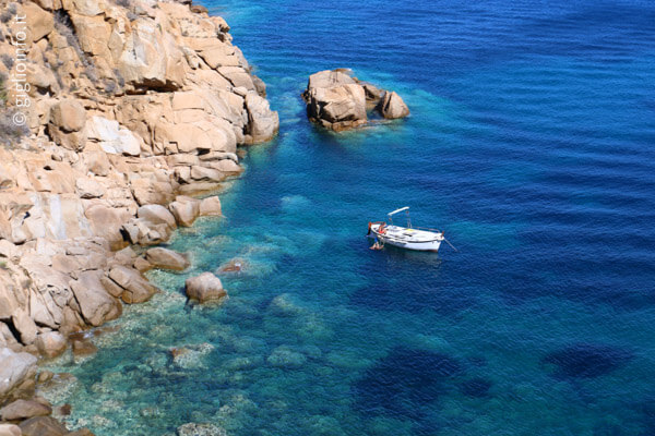 Gozzo ancorato in caletta - Costa Isola del Giglio