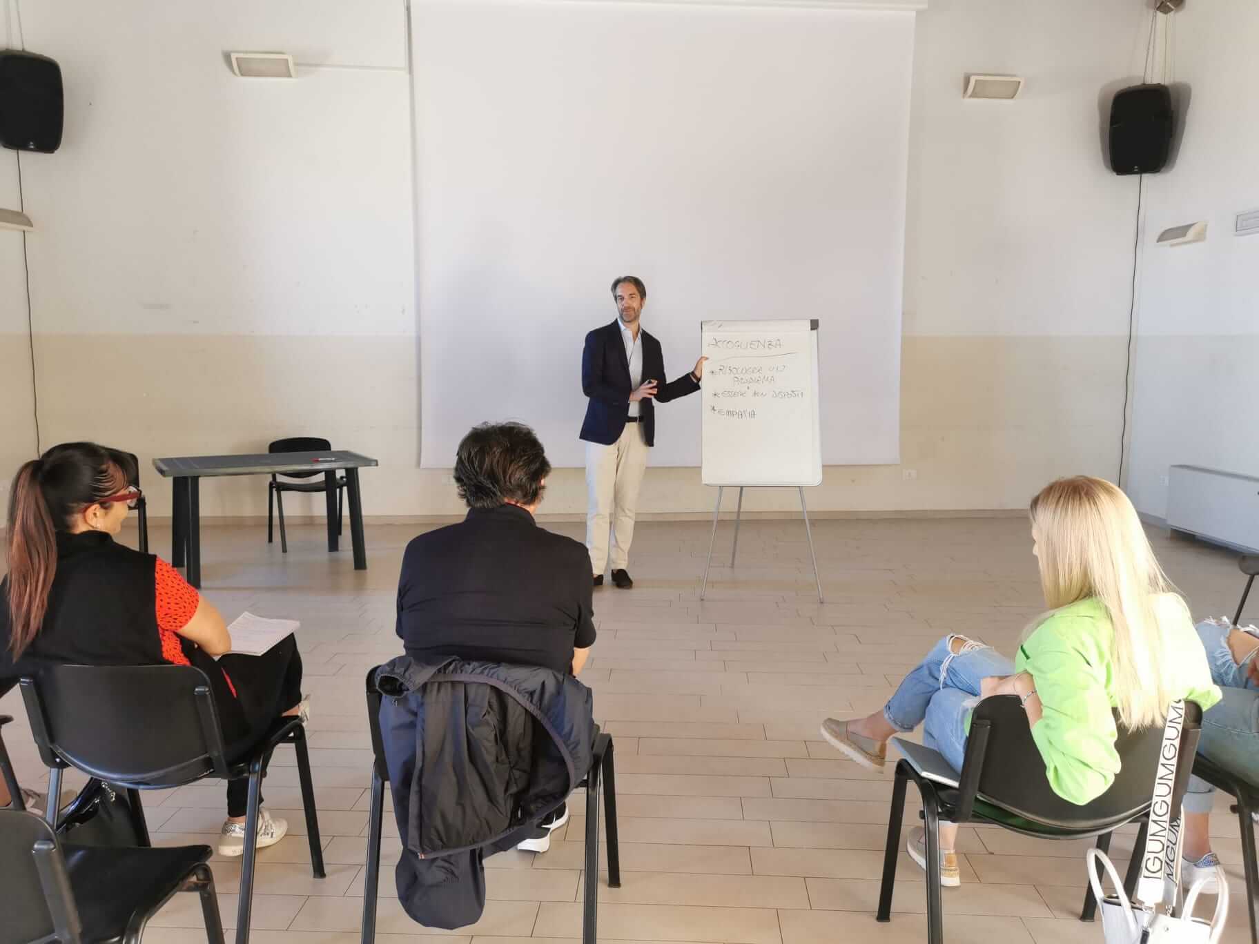 Massimo Moscarda duranto il corso di Accoglienza Turstica nella sala I Lombi di Giglio Castello, Isola del Giglio