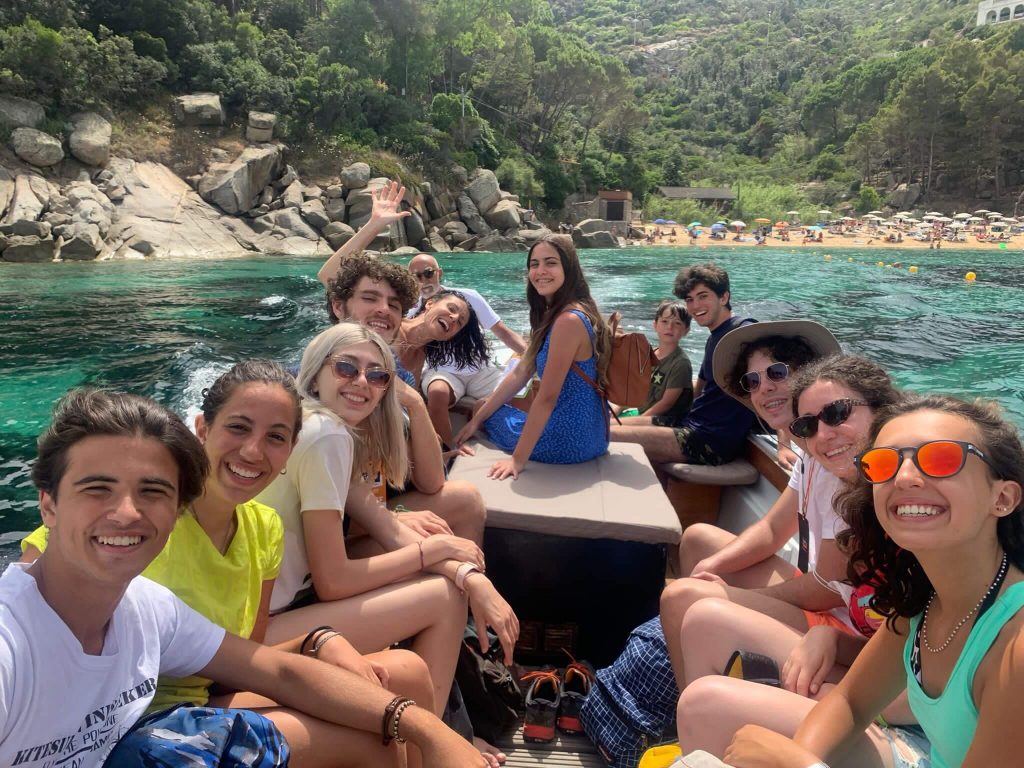 Gruppi di Ragazzi durante il Teen Summer Camp Festival 2021 su una barca nella Cala delle Caldane Isola del giglio