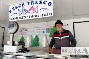 Venditore di pesce fresco nel furgone al mercato di Giglio Porto, Isola del Giglio