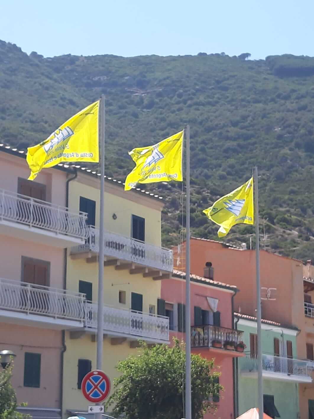 Bandiere Cinque Vele su pennone a Giglio Porto