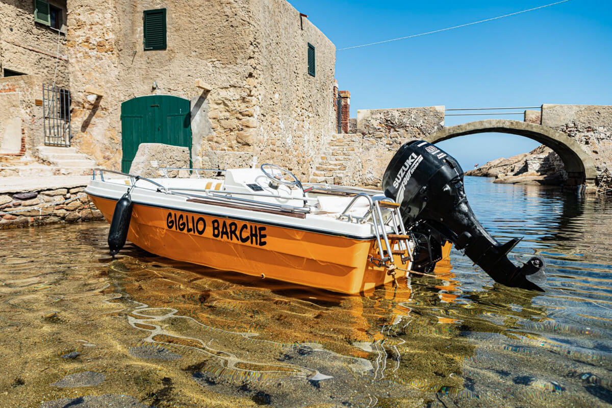 Barca Luan 2 nel porticciolo di Giglio Campese - Noleggio Giglio Barca, Isola del Giglio