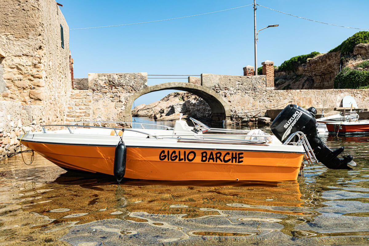 Barca Luan 2 nel porticciolo di Giglio Campese - Noleggio Giglio Barca, Isola del Giglio