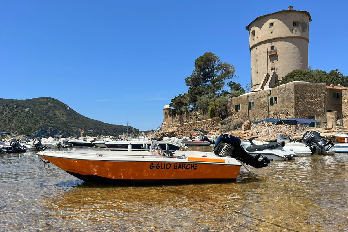 Barca Luan 5 nel porticciolo di Giglio Campese - Noleggio Giglio Barca, Isola del Giglio