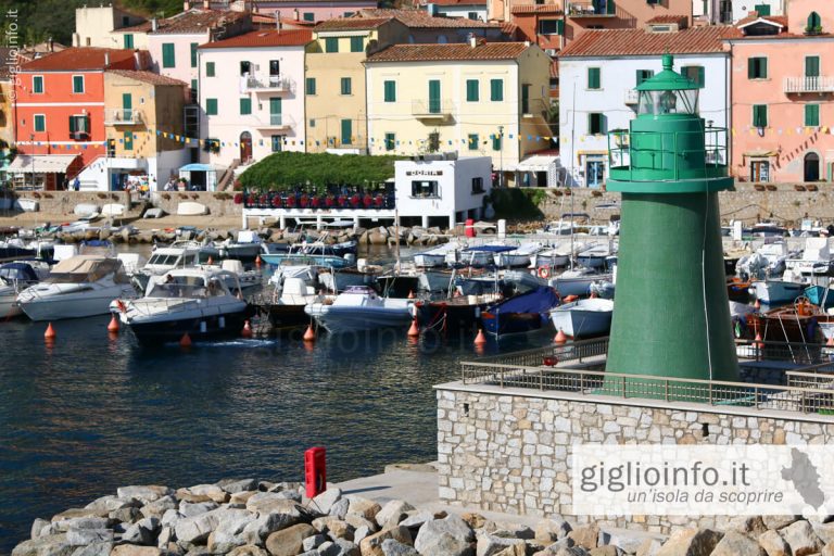 Vista del Faro Verde di Giglio Porto con Ristorante Doria sullo sfondo, Isola del Giglio