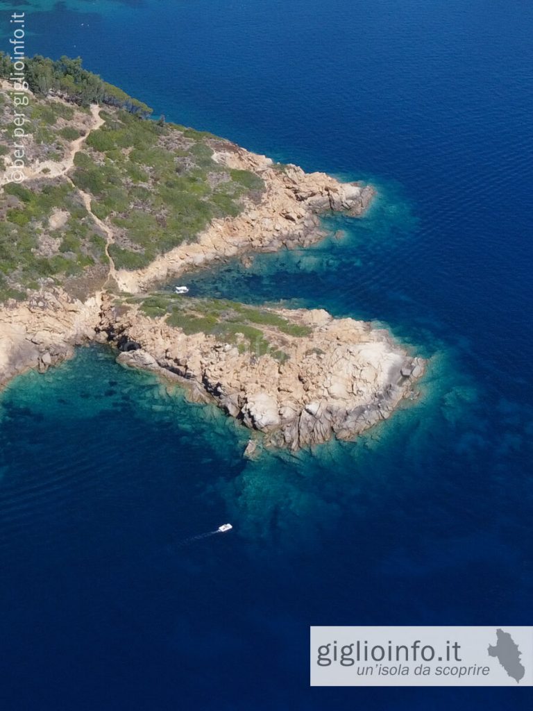 Caletta Capo Marino sulla costa dell'Isola del Giglio visto dal Drone