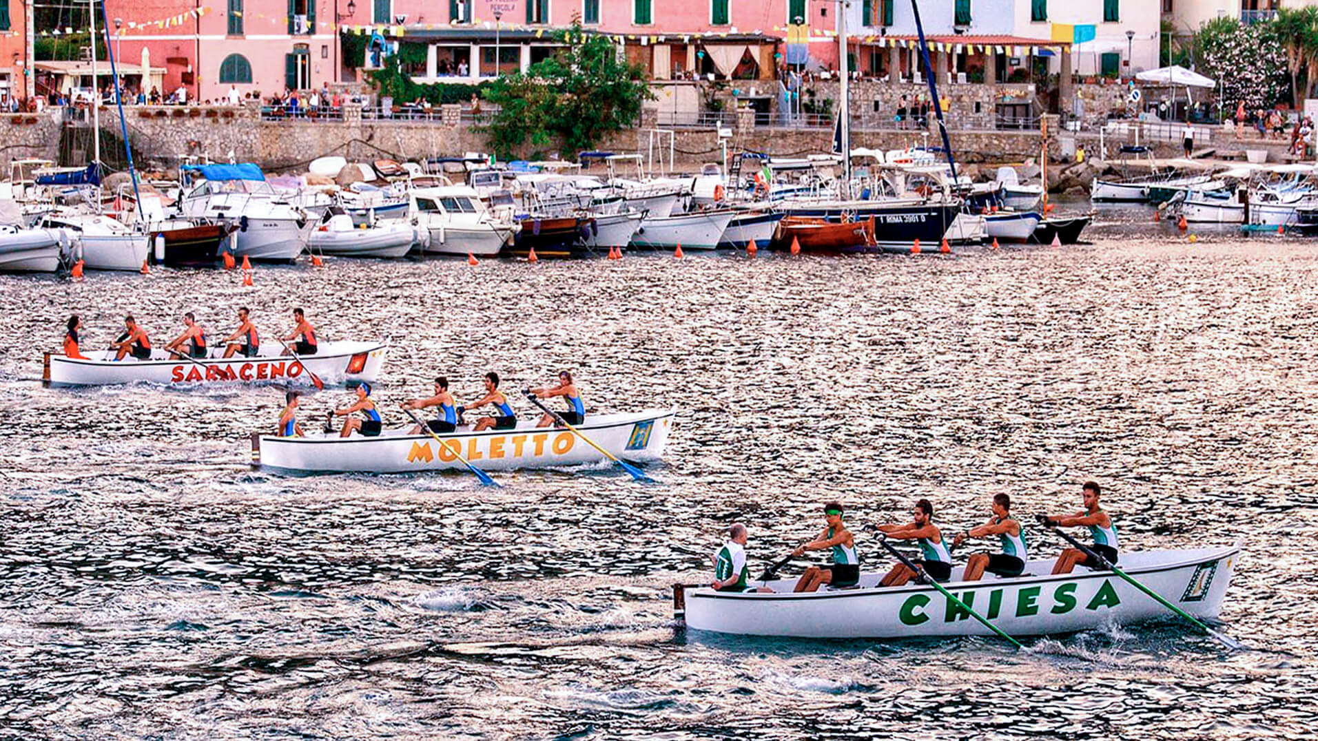 Barche durante il palio marinaro a Giglio Porto per Festeggiamenti di San Lorenzo