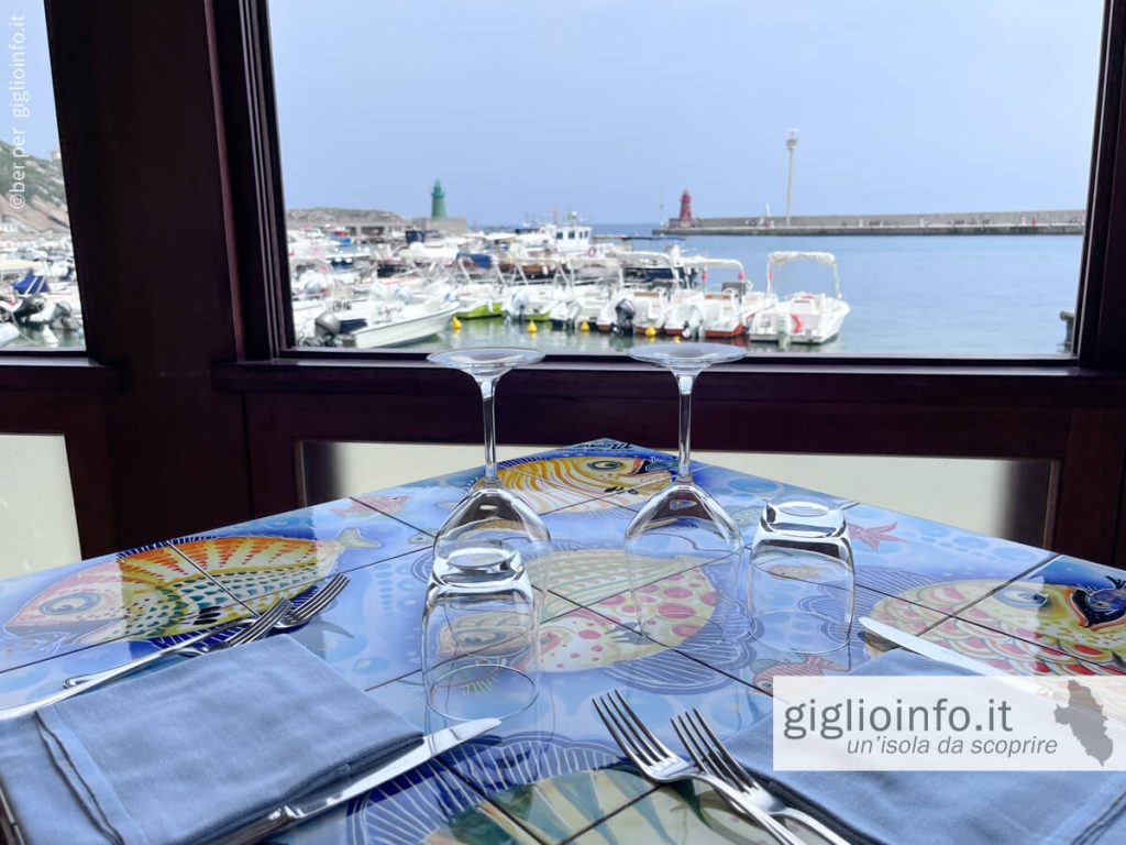 Tavolo con vista portoicciolo la sera Ristorante da Meino Isola del Giglio Porto
