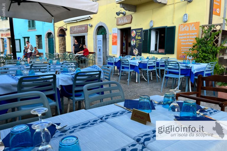 Tavoli esterni sulla passeggiata Ristorante Porta Via a Giglio Porto, Isola del Giglio