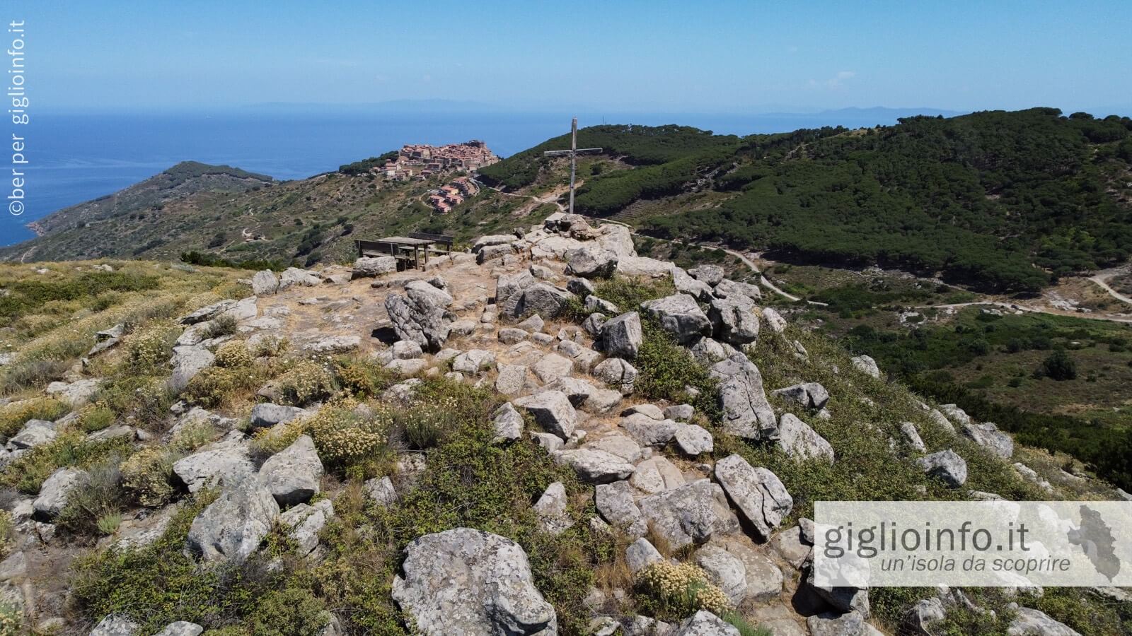 Poggio della Pagana con nello sfondo Giglio Castello dal Drone Isola del Giglio