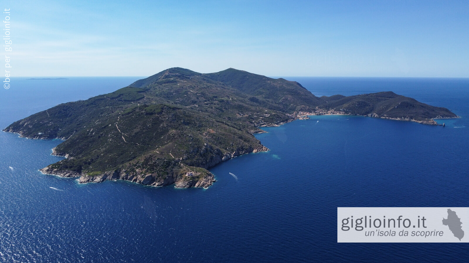 Veduta isola del Giglio dal Drone Punta settemtrionale con Fenaio e Baia di Campese