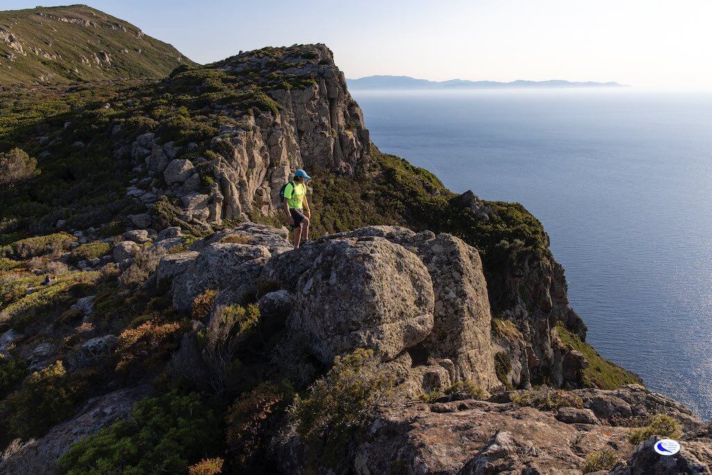 Persona che fa trekking sulla cresta dell'Isola di Capraia