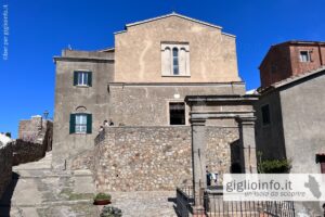 Facciata della Chiesa di San Pietro Apostolo a Giglio Castello, Isola del Giglio, con pozzo