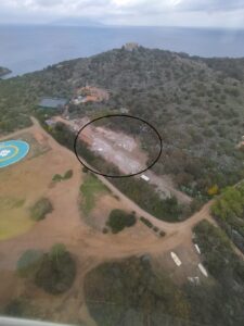 Veduta dal drone dell'area degli edifici demoliti all'Isola di Giannutri