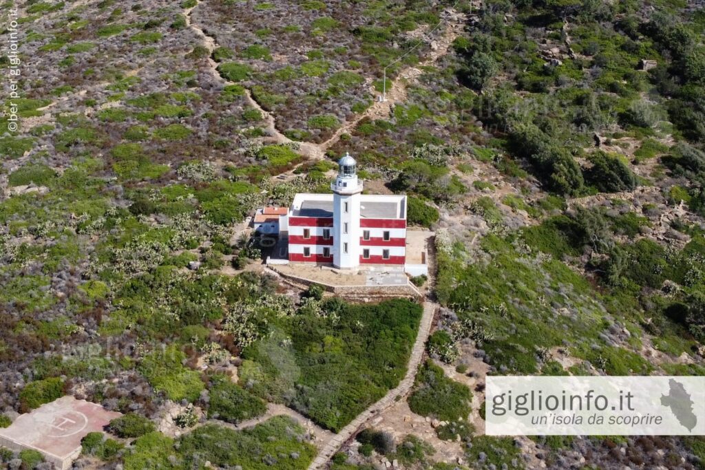 Veduta dell faro meridionale della Punta di Capel Rosso all'Isola del Gigio con Drone