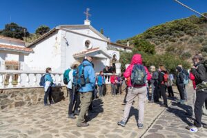 Gruppo di escursionisti davanti alla chiesa dell'Isola di Gorgona Arcipelago Toscano