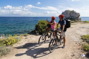 Copia con mountain bike durante escursione all'Isola di Piannosa, Arcipelago Toscano